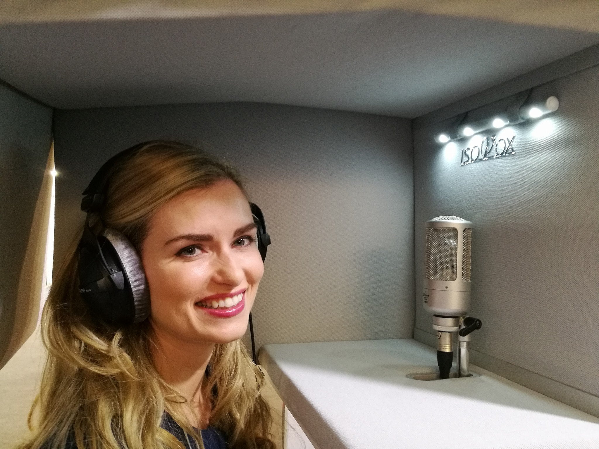 Woman singing in the ISOVOX 2 portable vocal booth