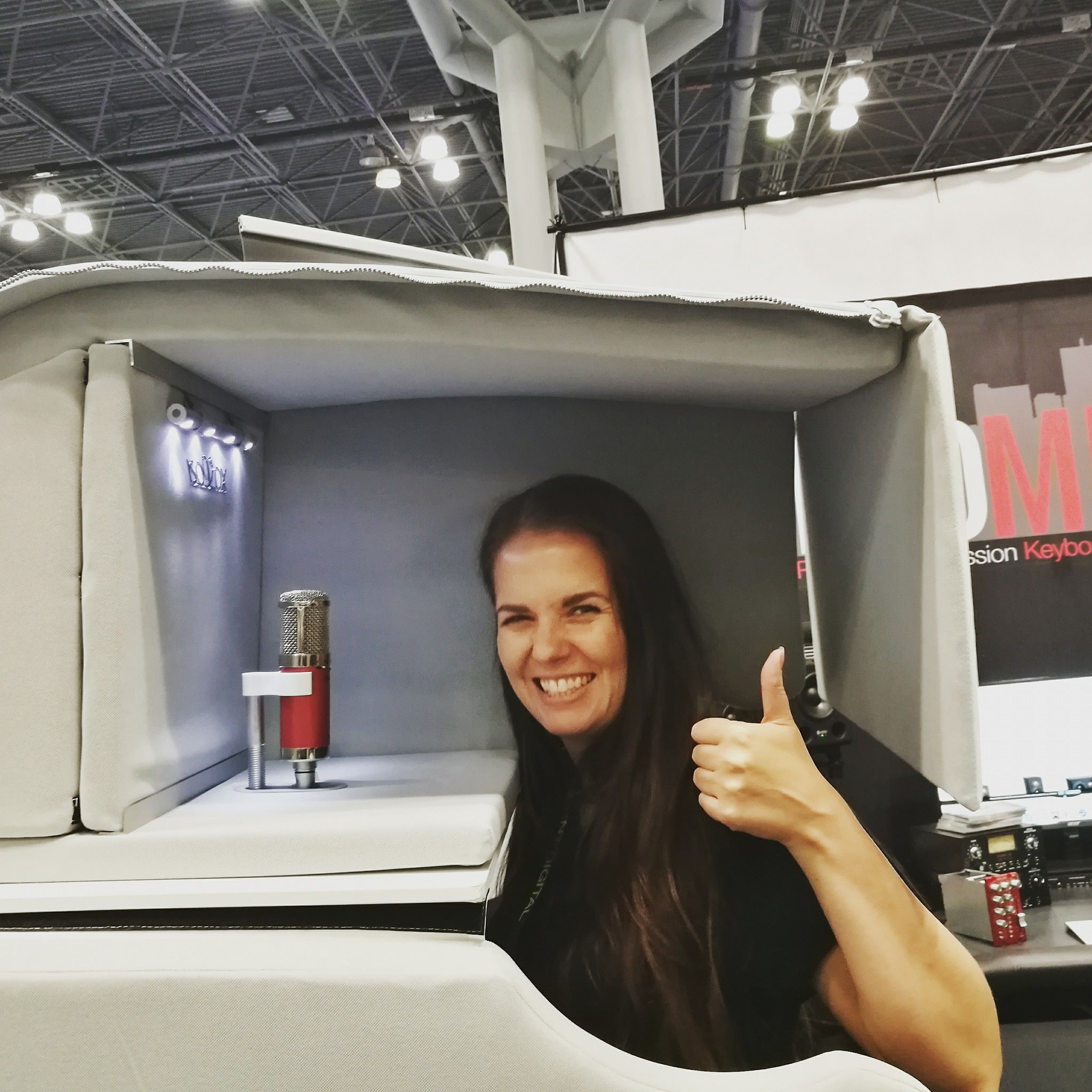 Madchen verwendet die tragbare Gesangskabine ISOVOX 2 fur Sprachaufnahmen