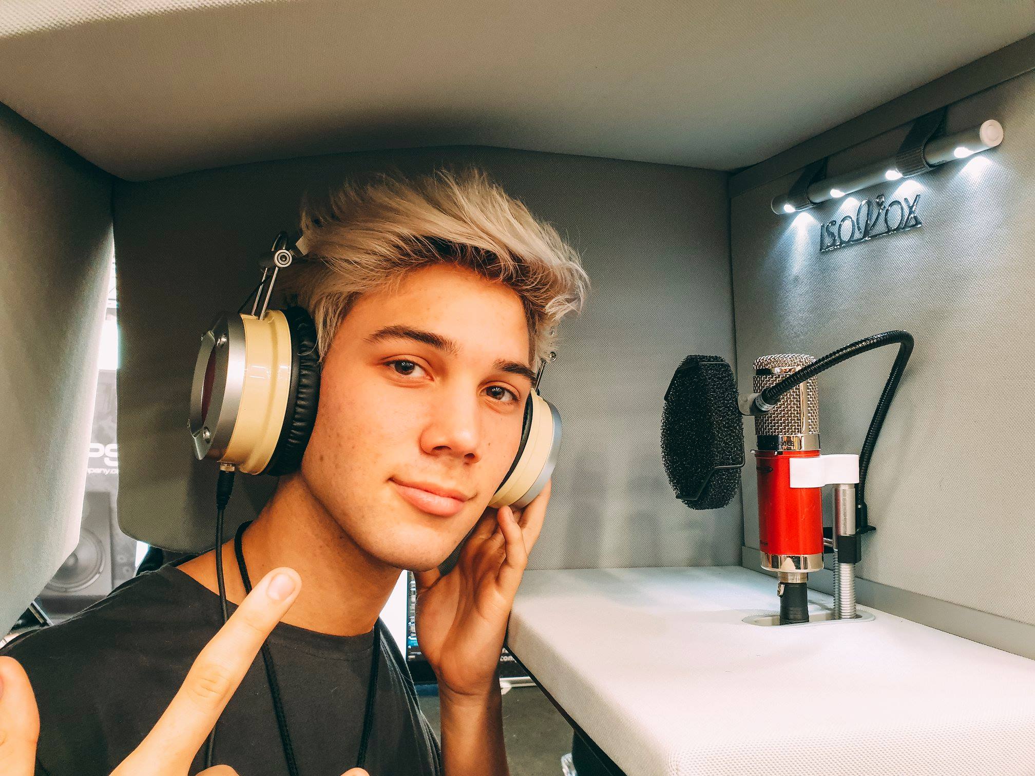 Mann steht in der Gesangskabine ISOVOX 2 und ist bereit Gesang aufzunehmen